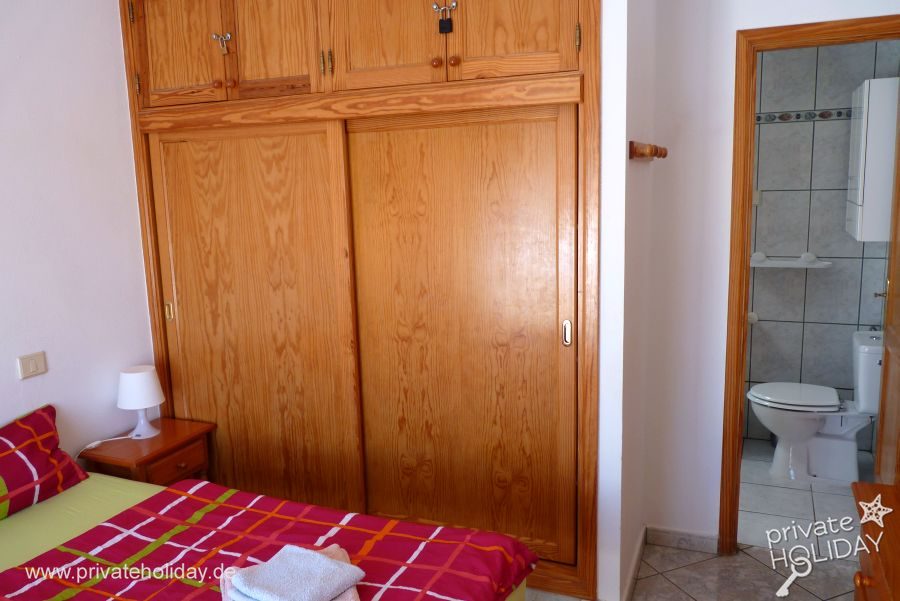 Chambre avec armoire intégrée et accès à la salle de bain – Costa Calma, Fuerteventura
