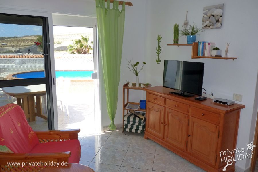 Salon avec téléviseur et porte-fenêtre vers la piscine – Costa Calma, Fuerteventura