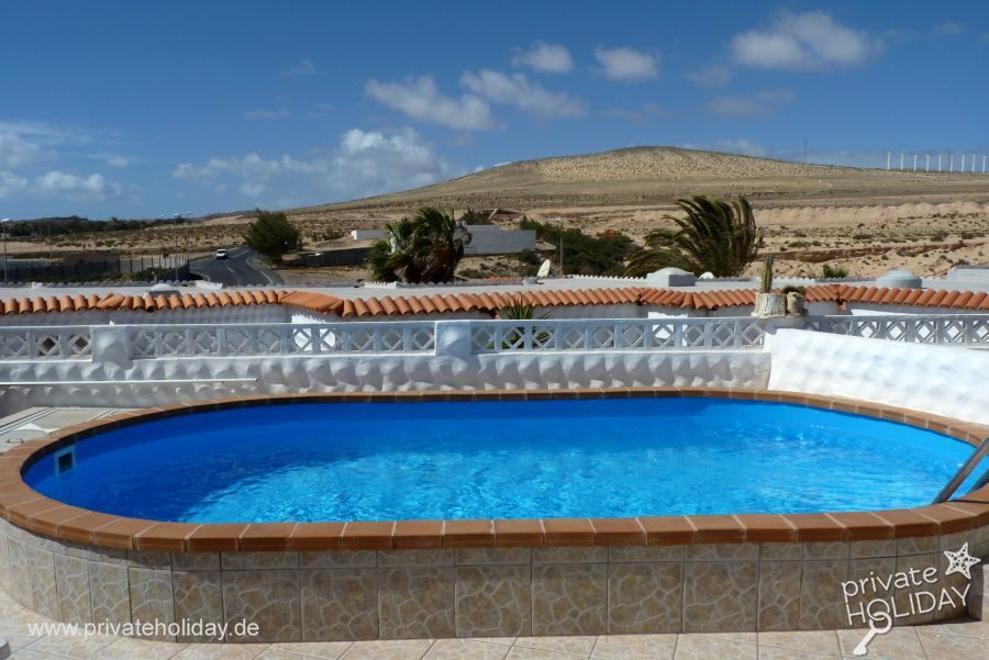 Piscina privada redonda con solárium alrededor – Costa Calma, Fuerteventura