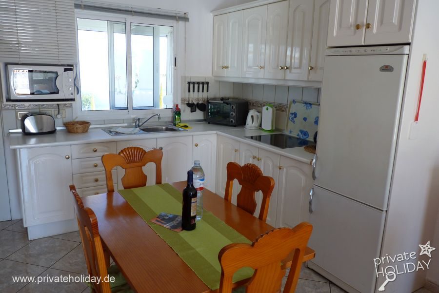 Cuisine avec table à manger et réfrigérateur blanc – Costa Calma, Fuerteventura