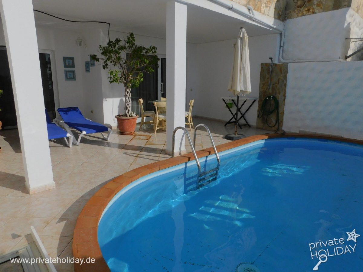 Covered pool terrace with sun loungers – Costa Calma, Fuerteventura
