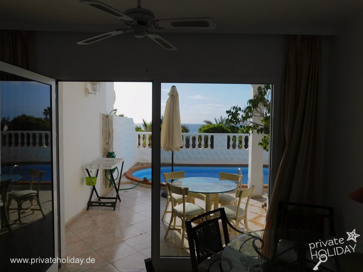 Terrazza con tavolo da pranzo e vista sulla piscina – Costa Calma, Fuerteventura