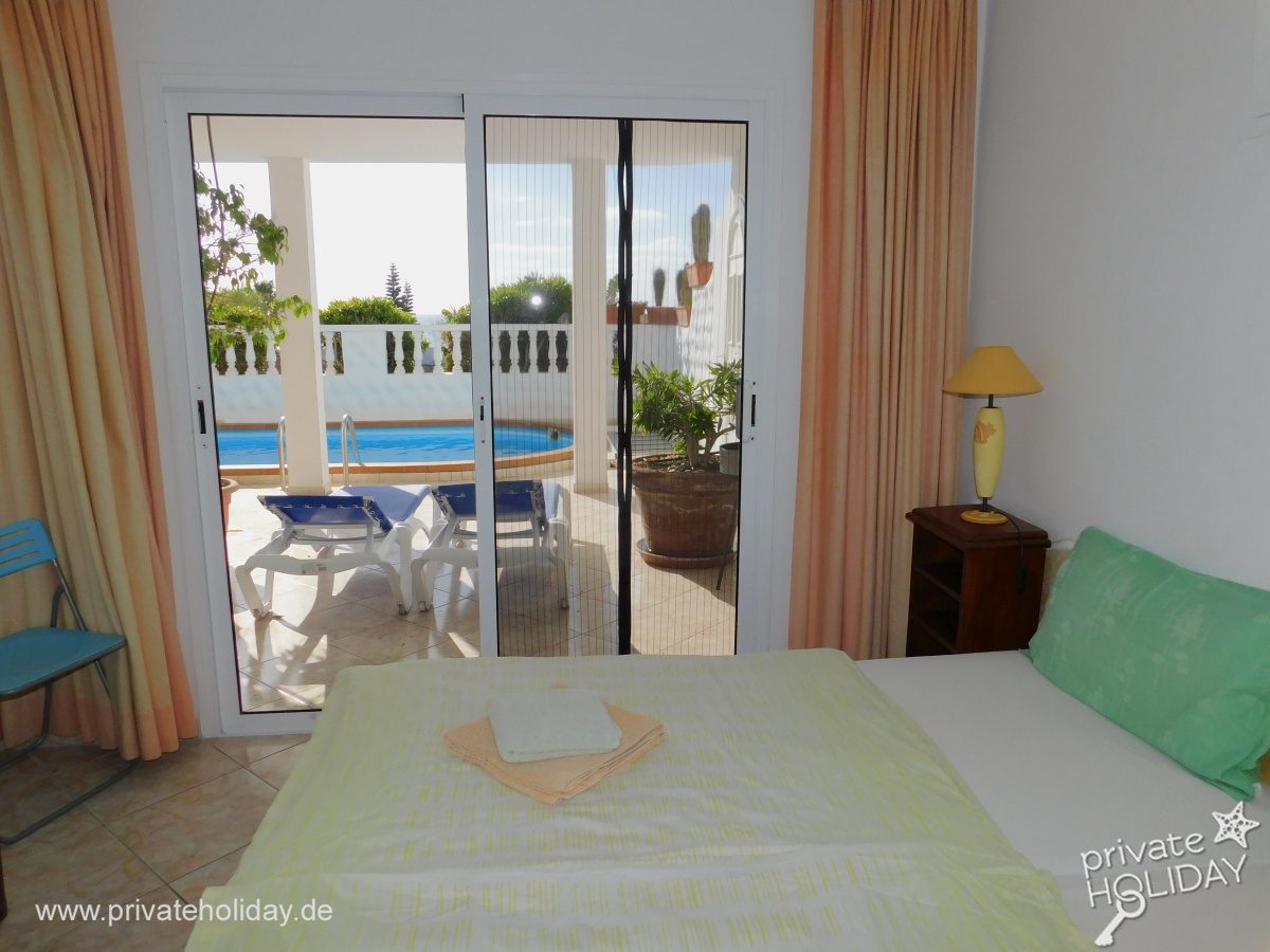 Camera da letto con letto matrimoniale e porta finestra – Costa Calma, Fuerteventura