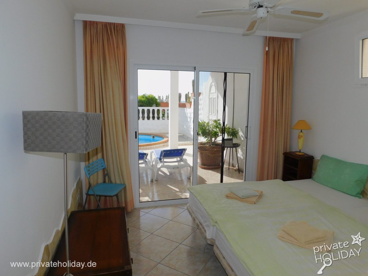 Camera da letto con letto, armadio e accesso al patio – Costa Calma, Fuerteventura