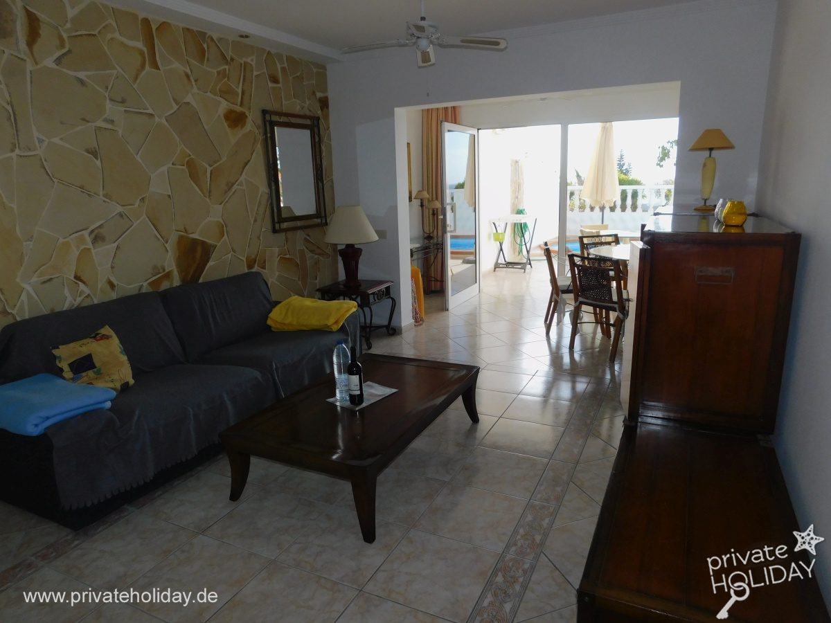 Soggiorno con divano e parete in pietra – Costa Calma, Fuerteventura