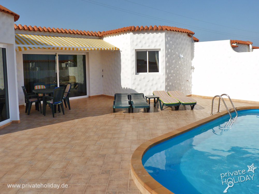 Terras met privézwembad en ligbedden – Costa Calma, Fuerteventura
