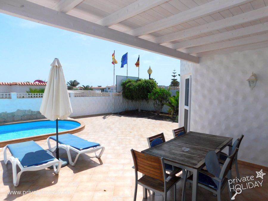 Terrasse couverte avec table et piscine – Costa Calma, Fuerteventura