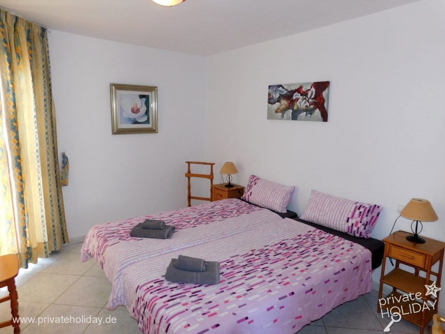 Chambre avec deux lits simples et rideau – Costa Calma, Fuerteventura
