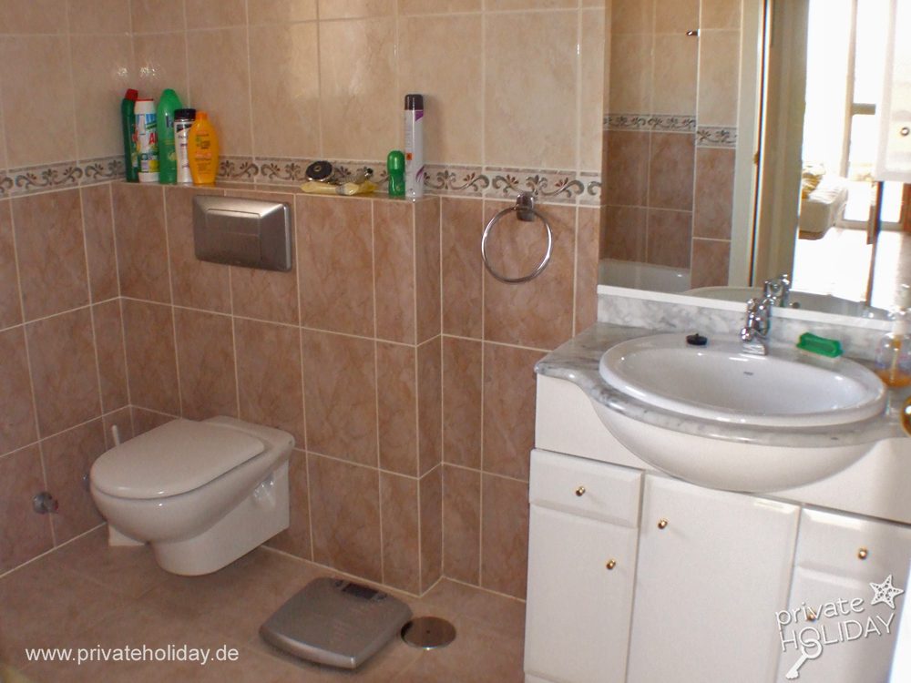 Salle de bain avec WC et lavabo – Costa Calma, Fuerteventura
