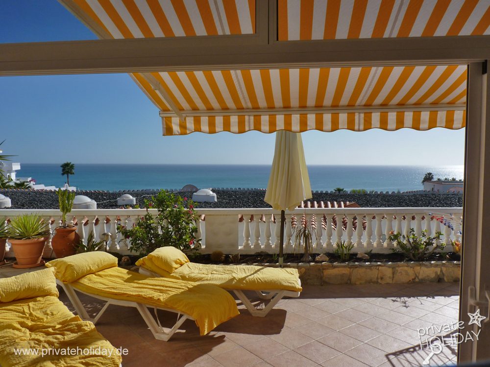 Słoneczny taras z leżakami i widokiem na morze – Costa Calma, Fuerteventura