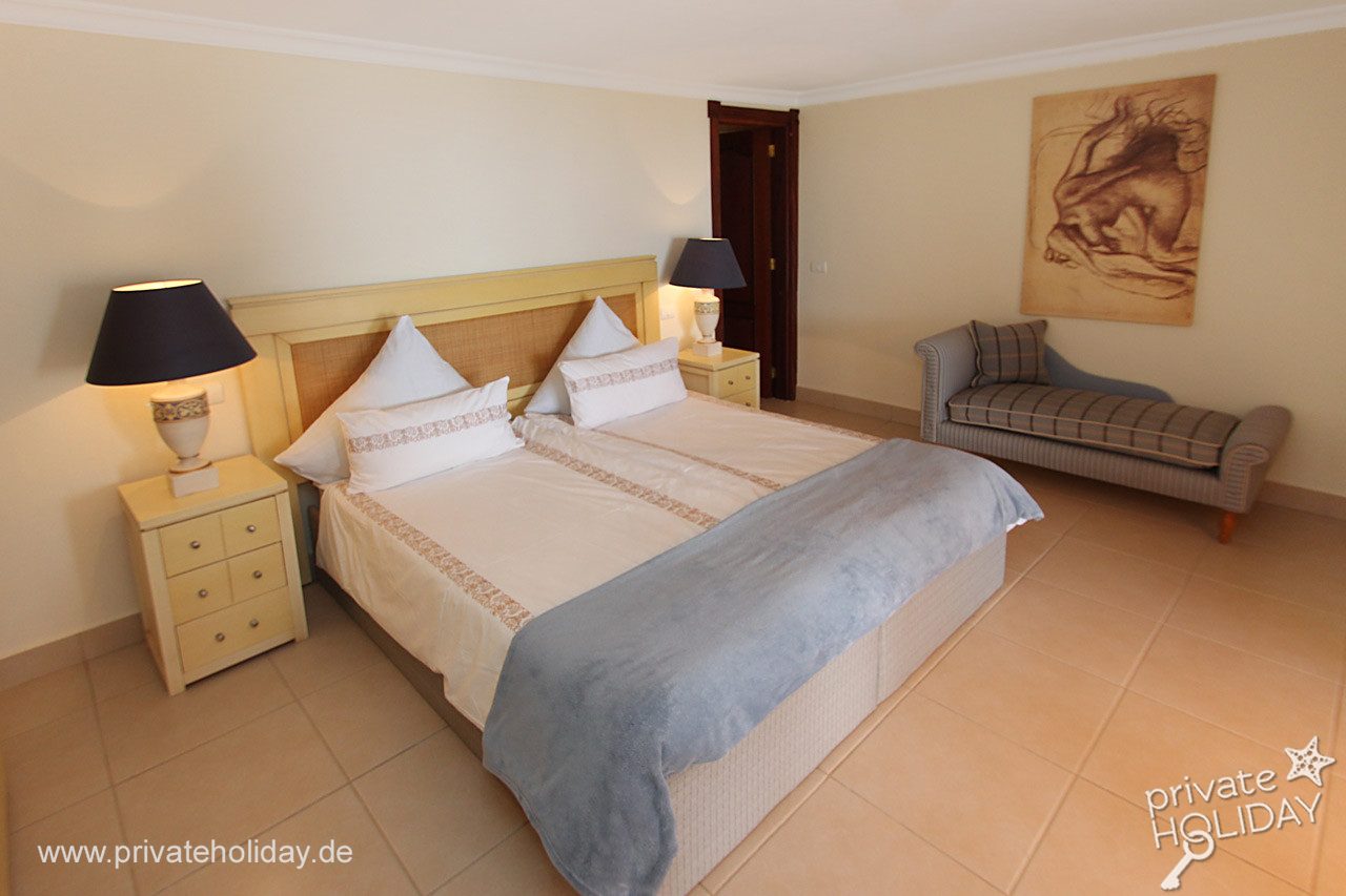 Camera da letto con letto matrimoniale e area salotto – Guía de Isora, Tenerife