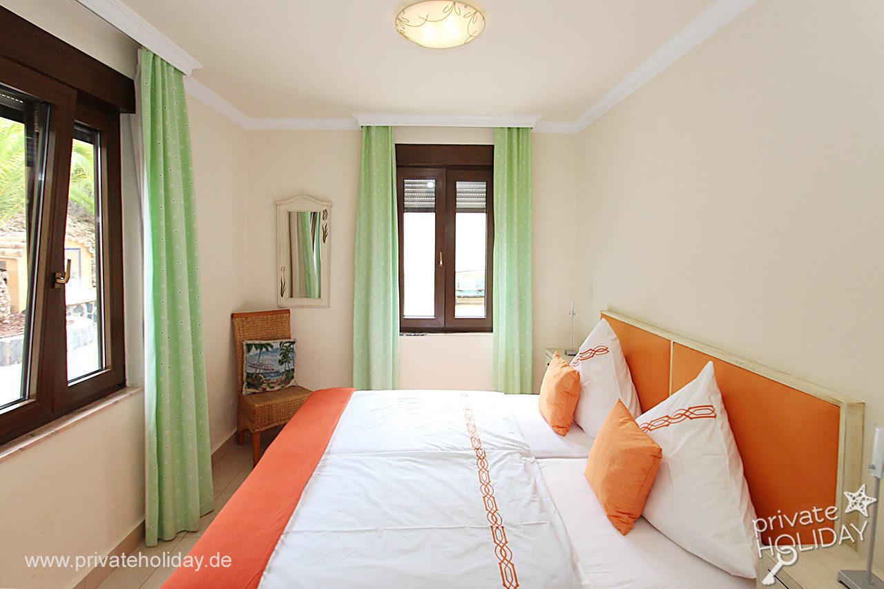 Camera da letto con letto matrimoniale e tende verdi – Guía de Isora, Tenerife