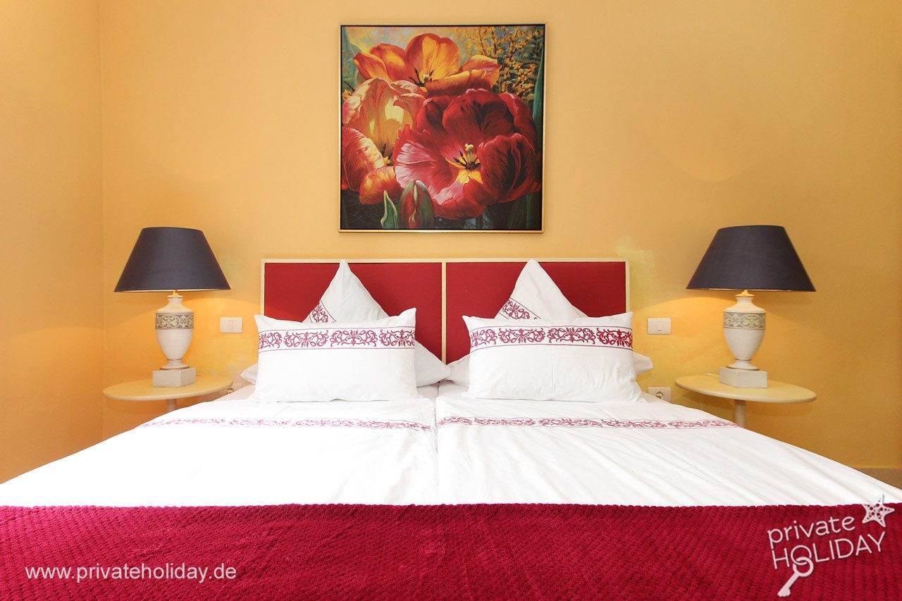 Camera da letto con letto matrimoniale e lampade – Guía de Isora, Tenerife