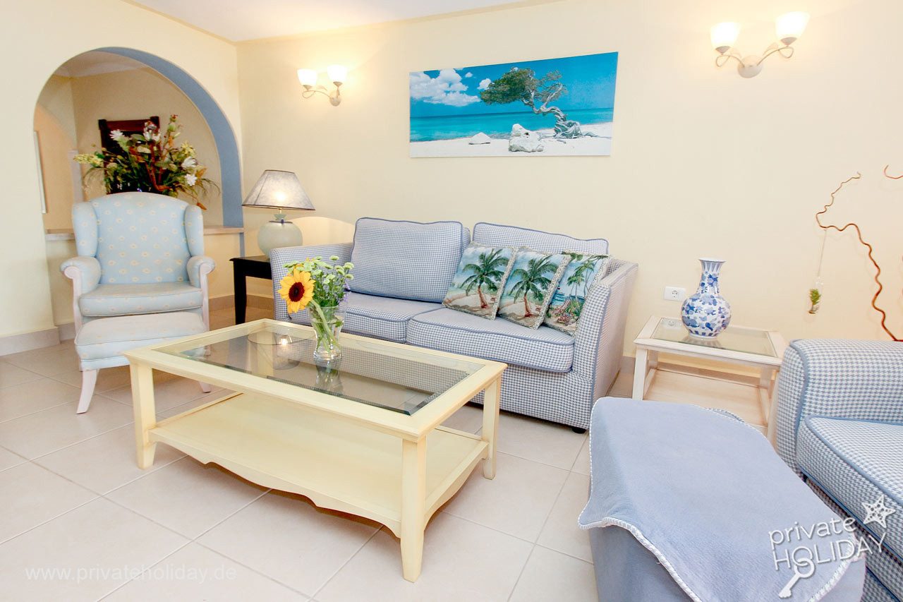 Soggiorno con divano e quadro di spiaggia – Guía de Isora, Tenerife