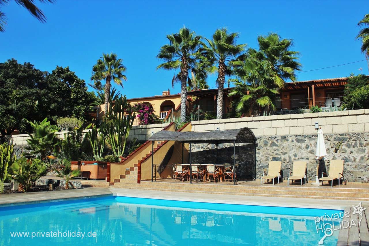 Poolbereich mit überdachter Terrasse und Liegen – Guía de Isora, Teneriffa