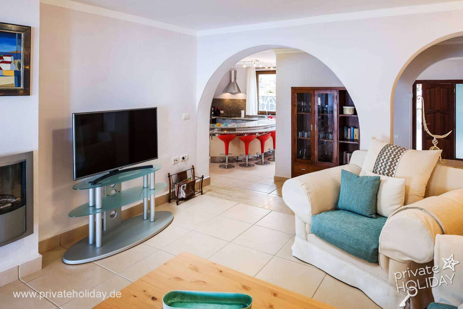 Soggiorno con TV e arco verso la cucina – Guía de Isora, Tenerife