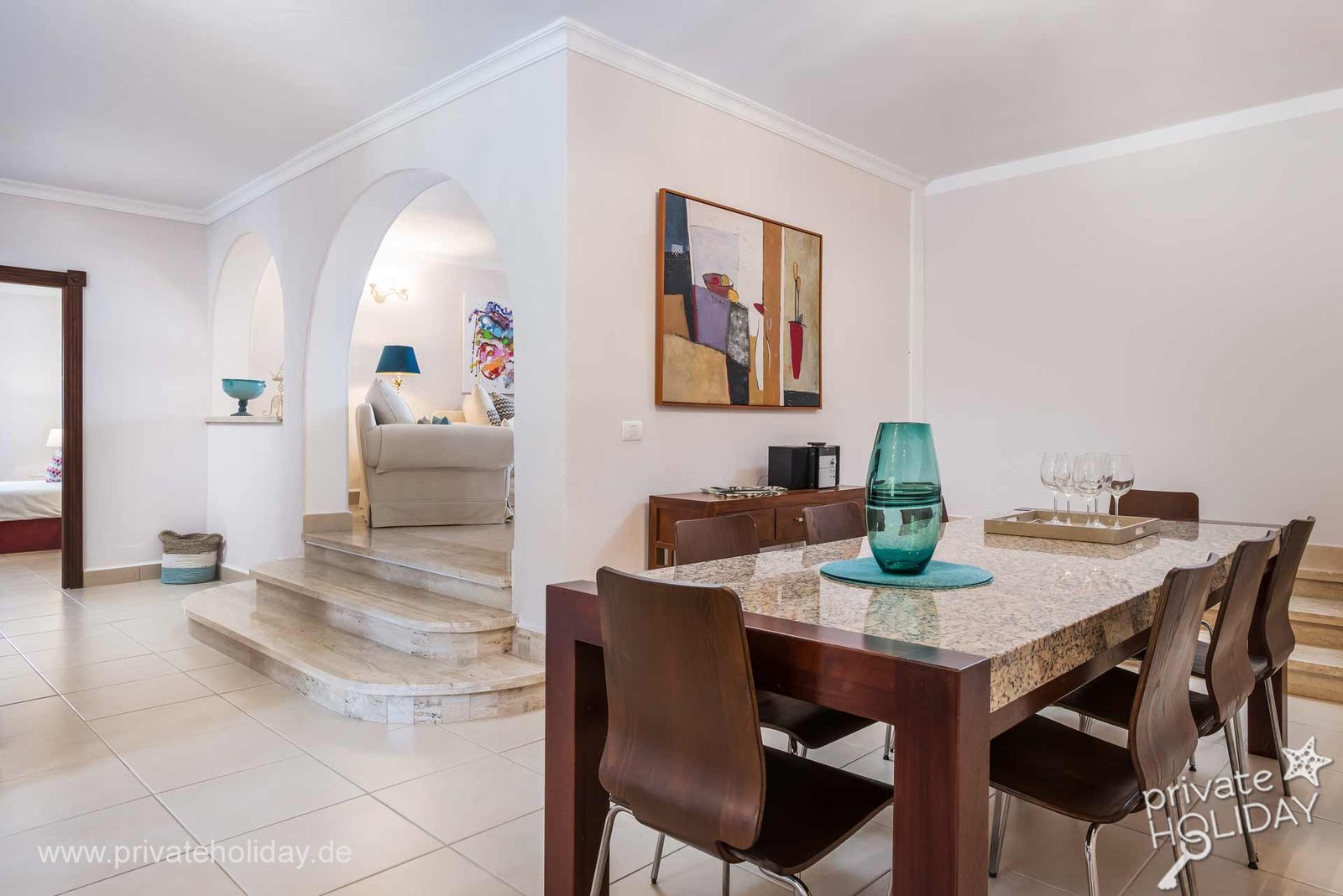 Zona pranzo con tavolo in marmo e archi – Guía de Isora, Tenerife