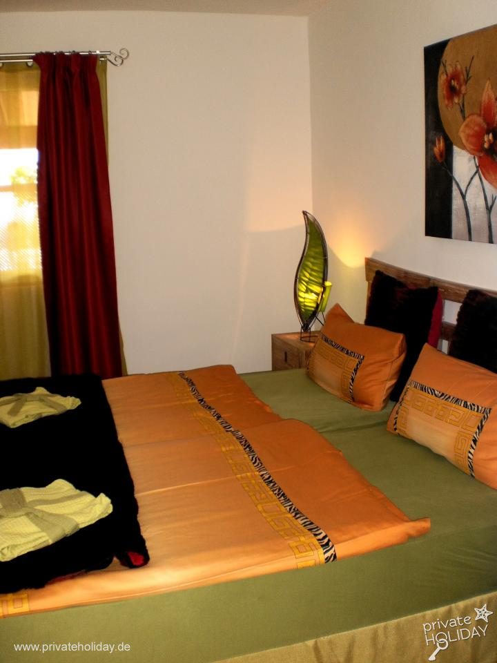 Camera da letto con letto matrimoniale e porta terrazzino – Chio, Tenerife
