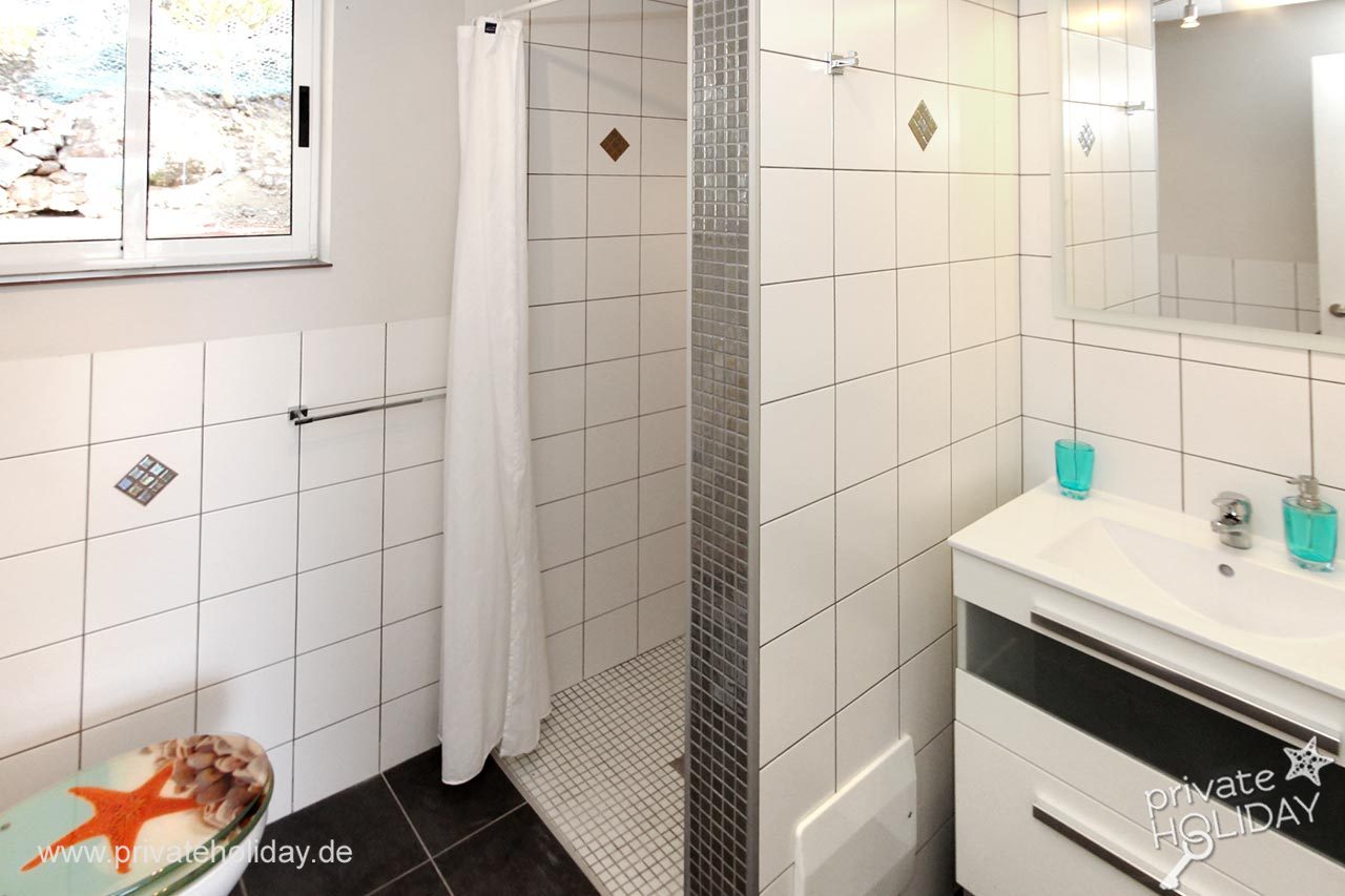 Bagno con doccia e mobile lavabo – Chio, Tenerife