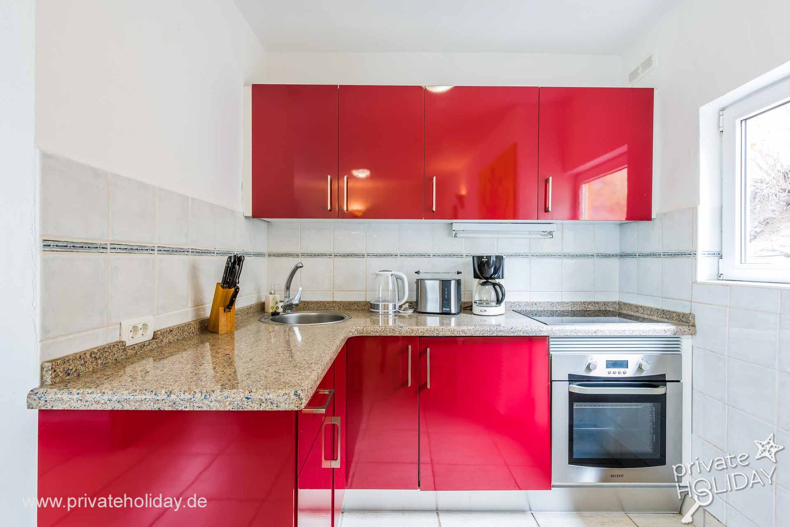 Cucina con ante rosse e forno – Chio, Tenerife