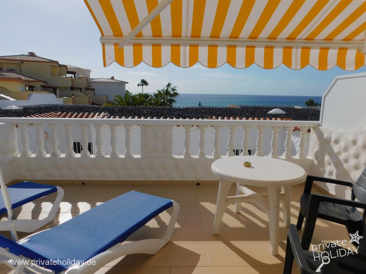 Zadaszony taras z widokiem na morze i leżakami – Costa Calma, Fuerteventura