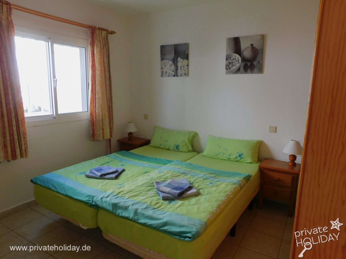 Camera da letto con letto matrimoniale e finestra – Costa Calma, Fuerteventura