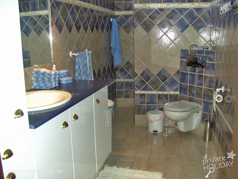 Salle de bains avec carrelage et douche à l'italienne – Icod de los Vinos, Ténérife