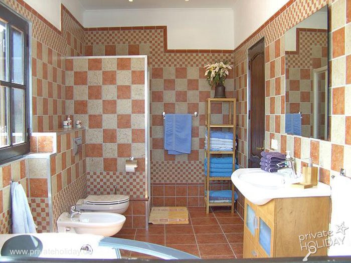 Salle de bains avec double vasque et carrelage mural – Icod de los Vinos, Ténérife