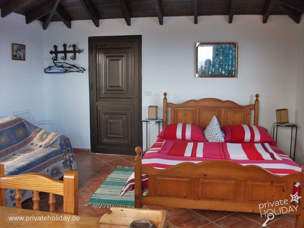 Chambre avec lit en bois et canapé – Icod de los Vinos, Ténérife