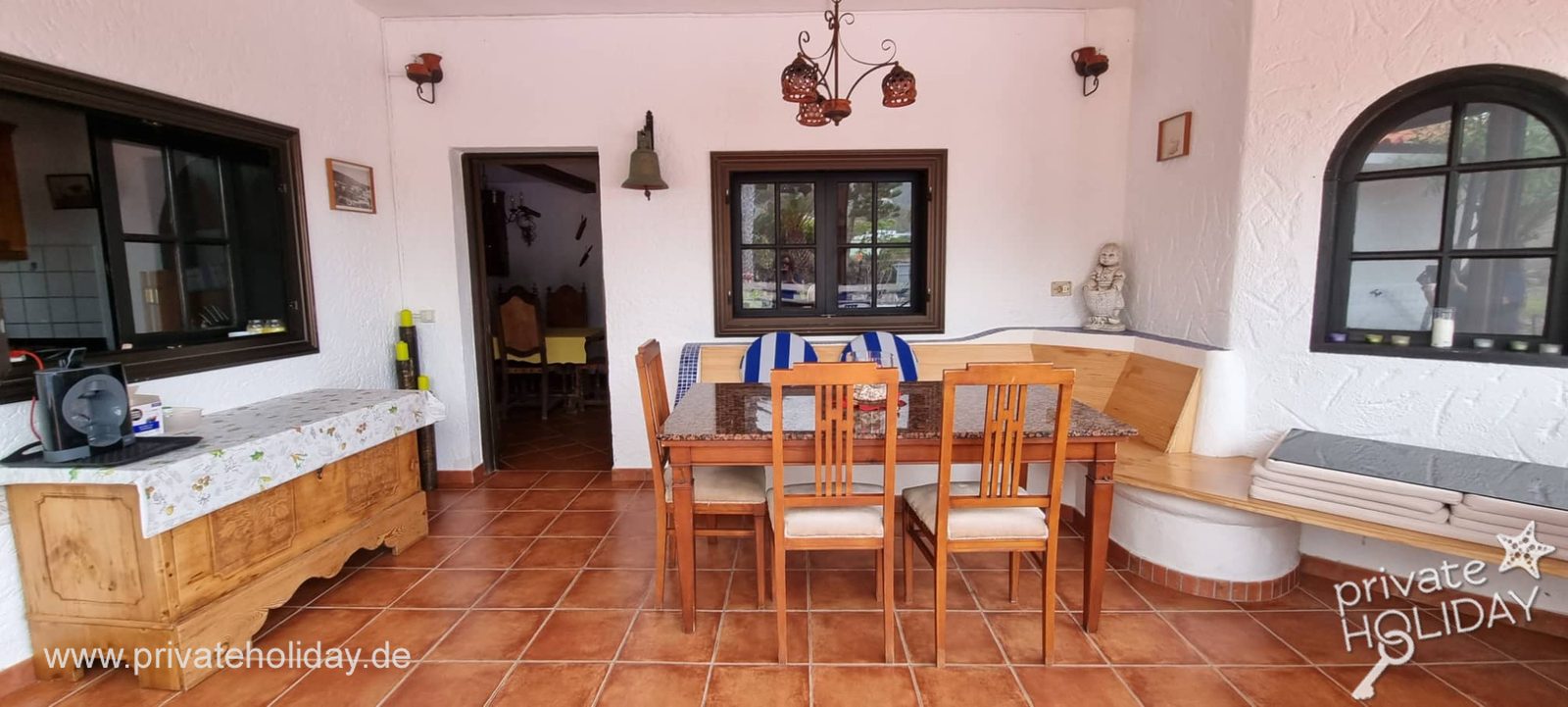 Salle à manger avec table en bois et banquette – Icod de los Vinos, Ténérife
