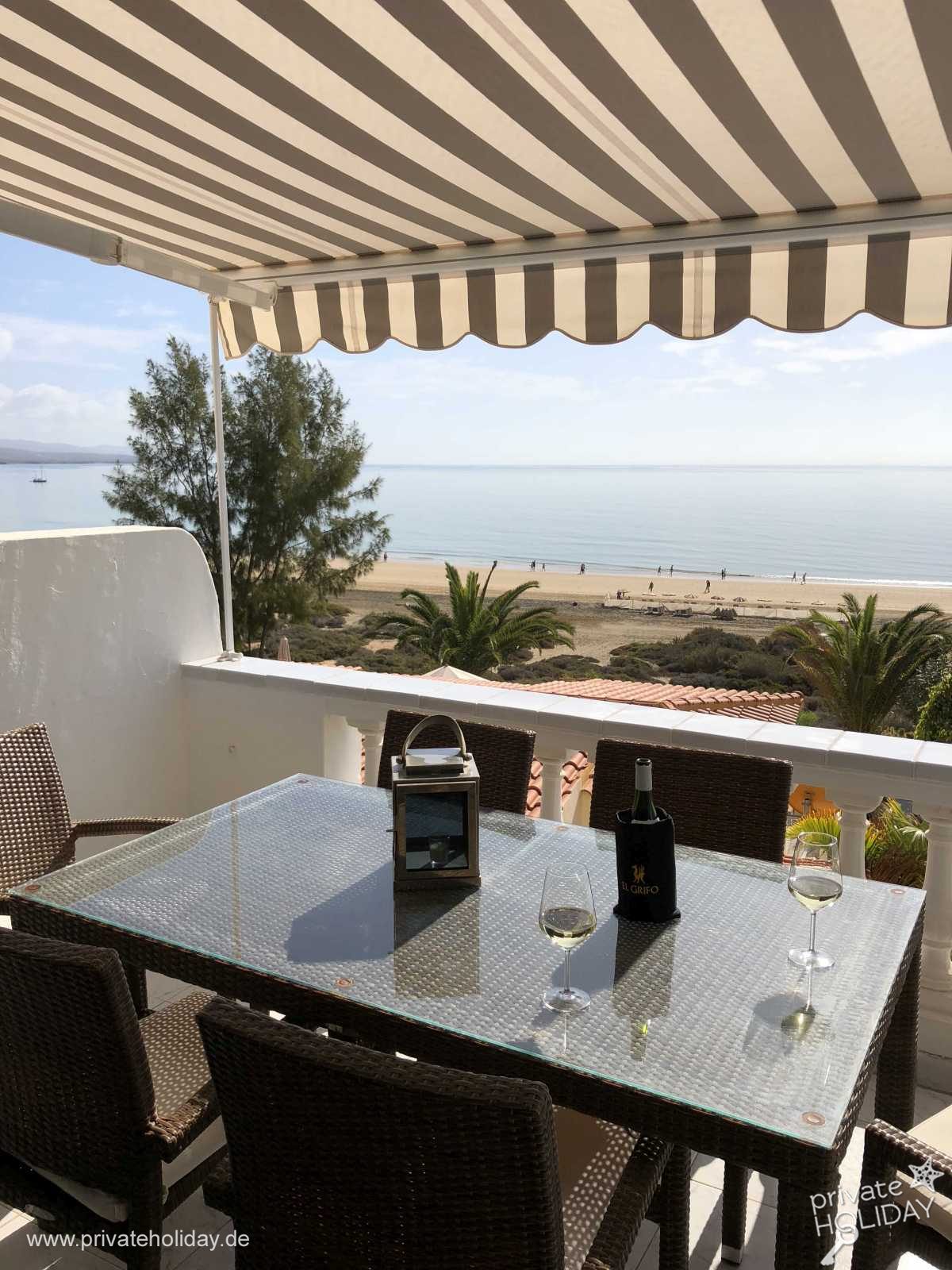 Covered terrace with dining table and sea view – Costa Calma, Fuerteventura