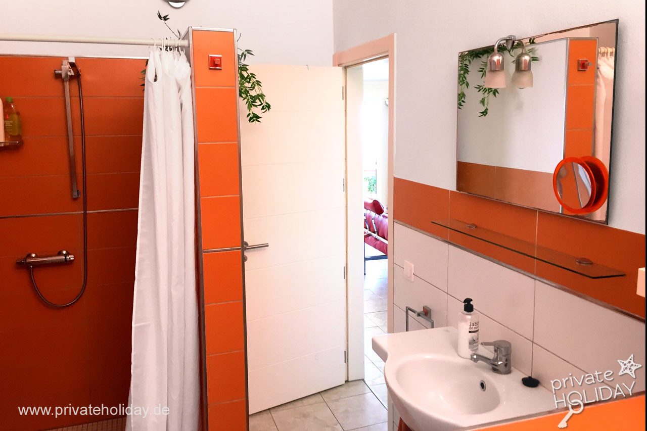 Salle de bains avec douche et lavabo – Alcalá, Ténérife