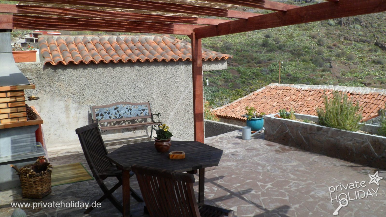 Terraza cubierta con mesa de comedor y vistas a la montaña – Igueste de Candelaria, Tenerife