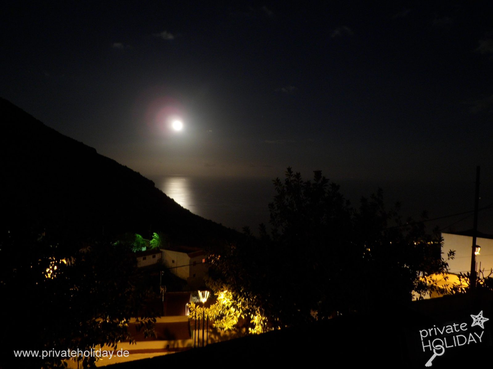Vistas al mar de noche con luna – Igueste de Candelaria, Tenerife