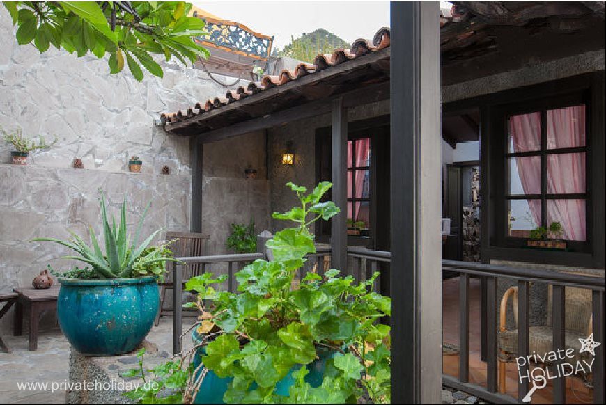 Patio con plantas y zona de estar – Igueste de Candelaria, Tenerife