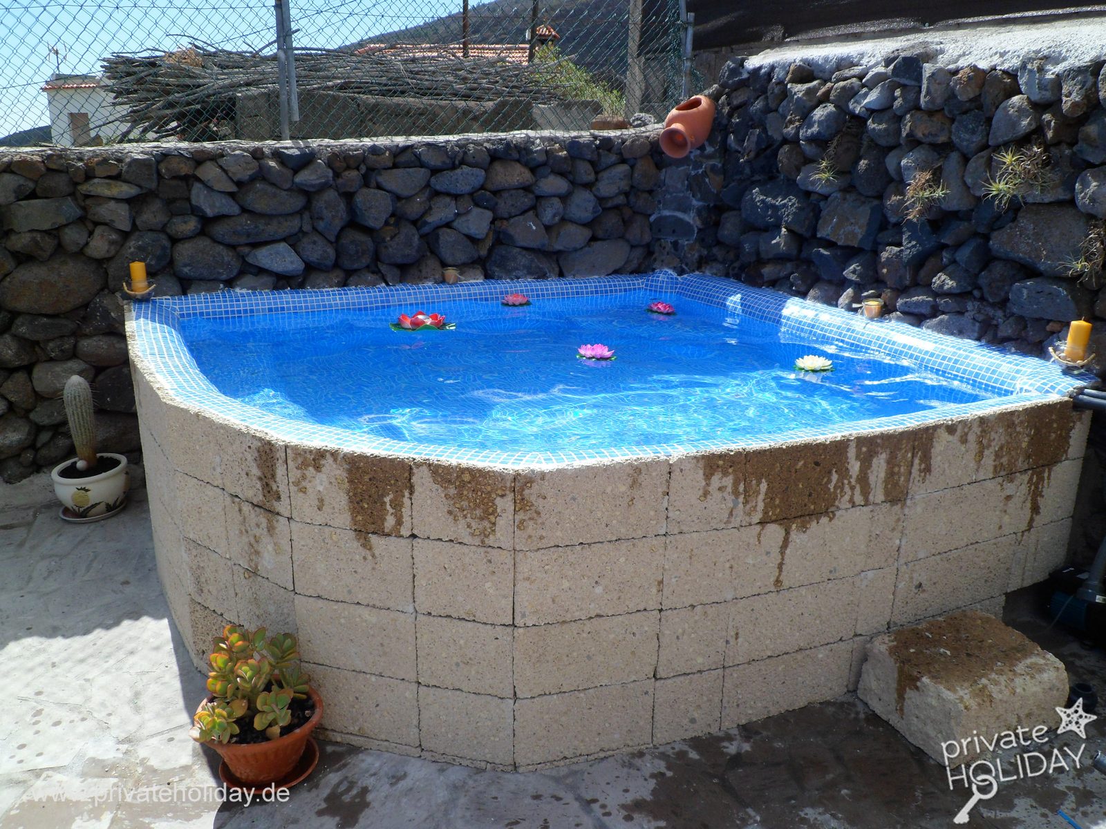Pequeña piscina con muro de piedra – Igueste de Candelaria, Tenerife