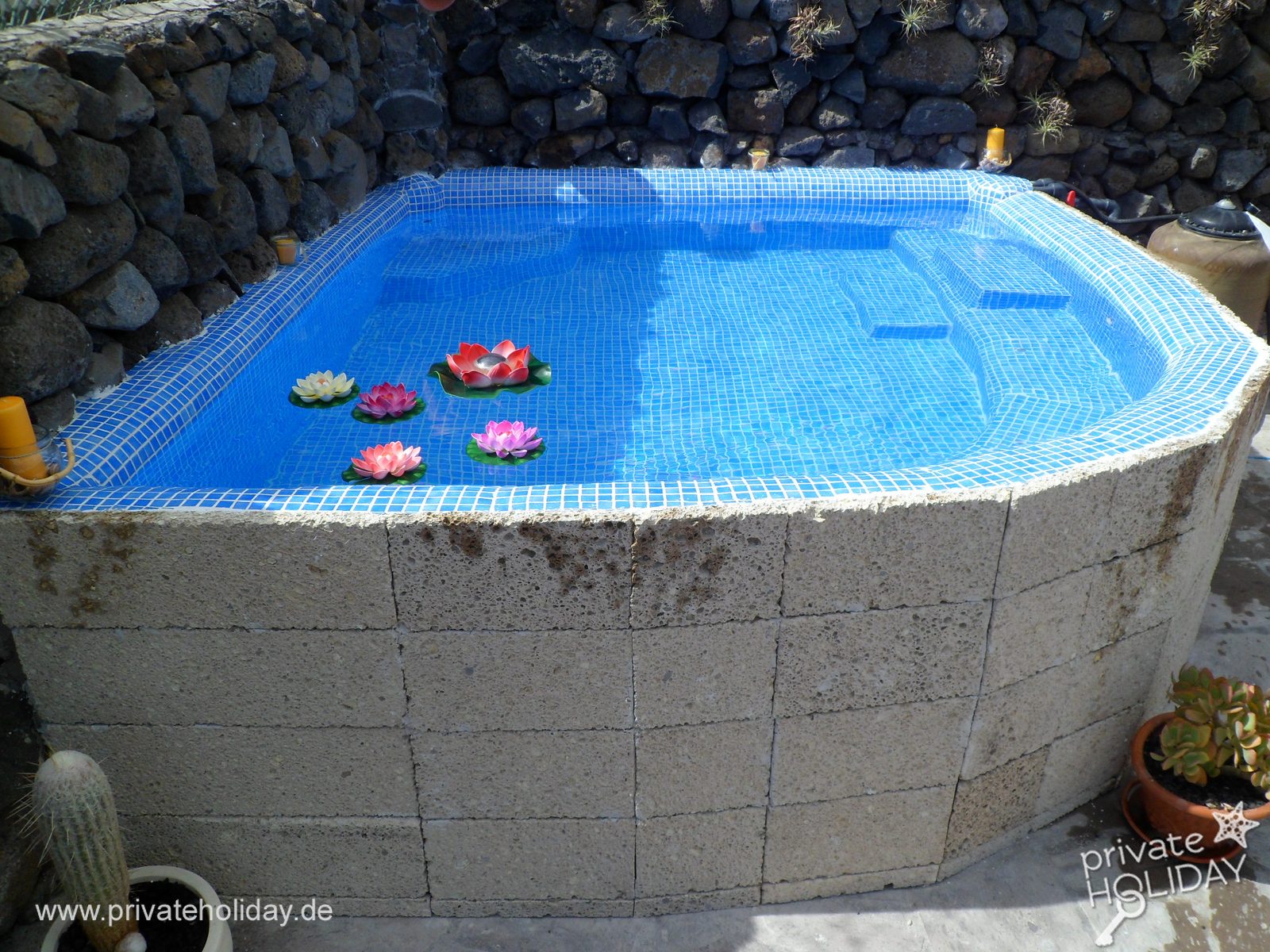 Pequeña piscina con revestimiento de azulejos azules – Igueste de Candelaria, Tenerife