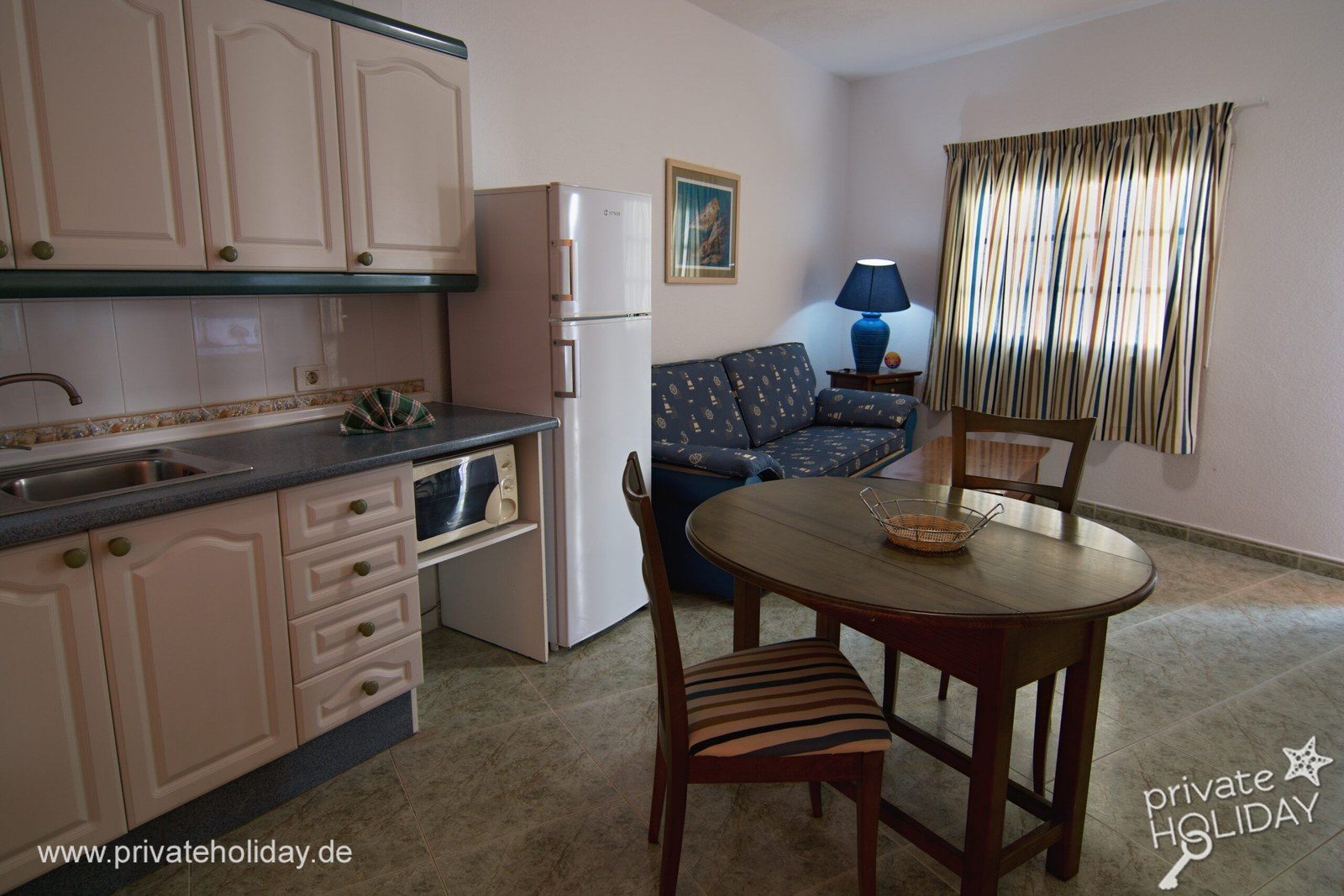Living kitchen with dining table, sofa and window – Los Cristianos, Tenerife