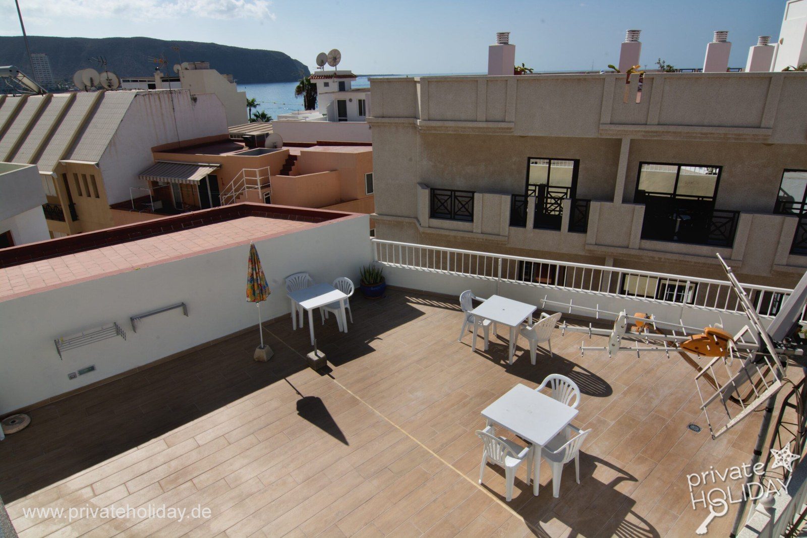 Dakterras met tafels, stoelen en zeezicht – Los Cristianos, Teneriffa