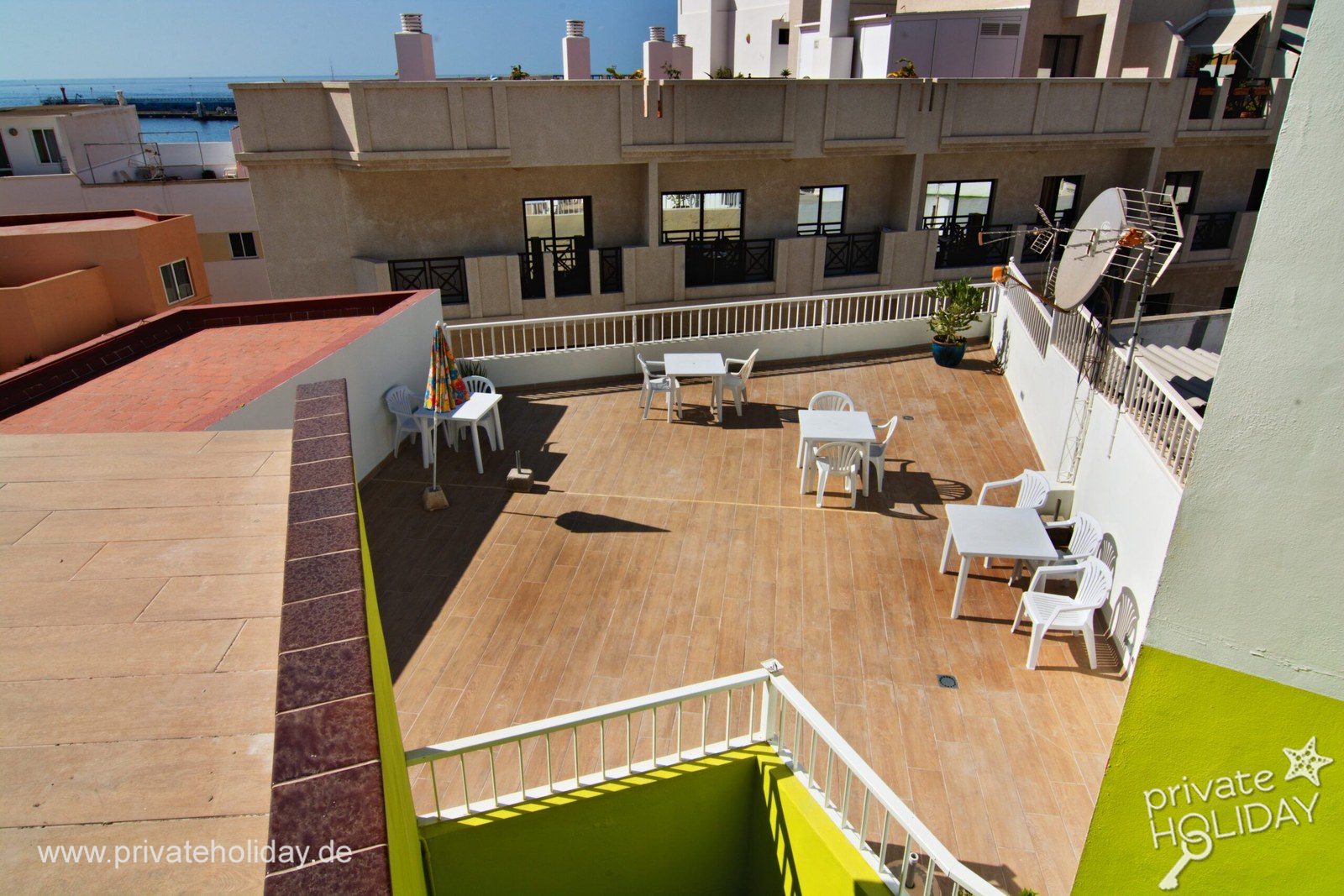 Roof terrace with loungers and sea view – Los Cristianos, Tenerife