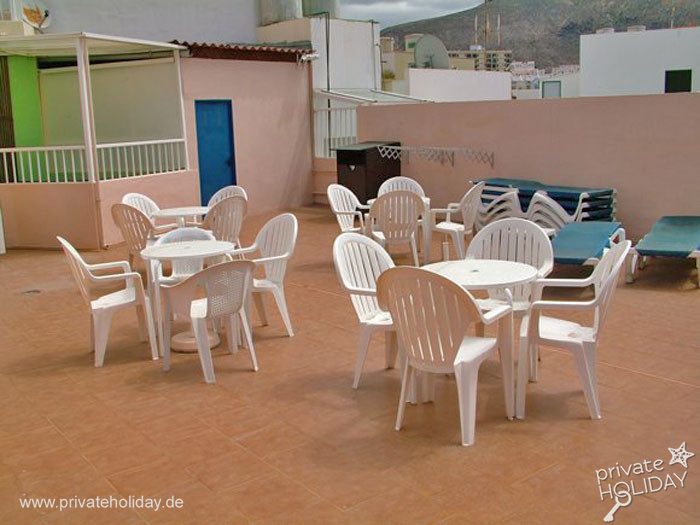 Terrazza sul tetto con tavoli, sedie e lettini – Los Cristianos, Tenerife