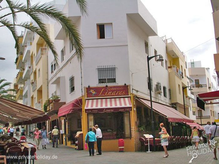 Angolo di strada con negozio e tende – Los Cristianos, Tenerife