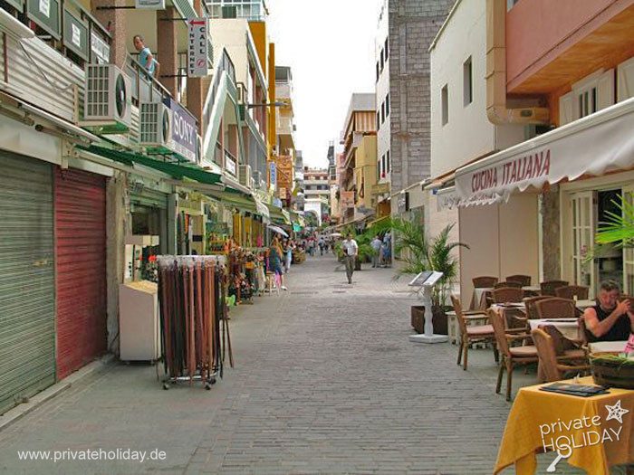 Strada commerciale con ristoranti e negozi – Los Cristianos, Tenerife