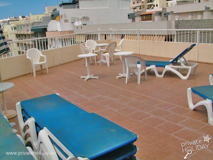 Terrazza sul tetto con lettini e salottino – Los Cristianos, Tenerife