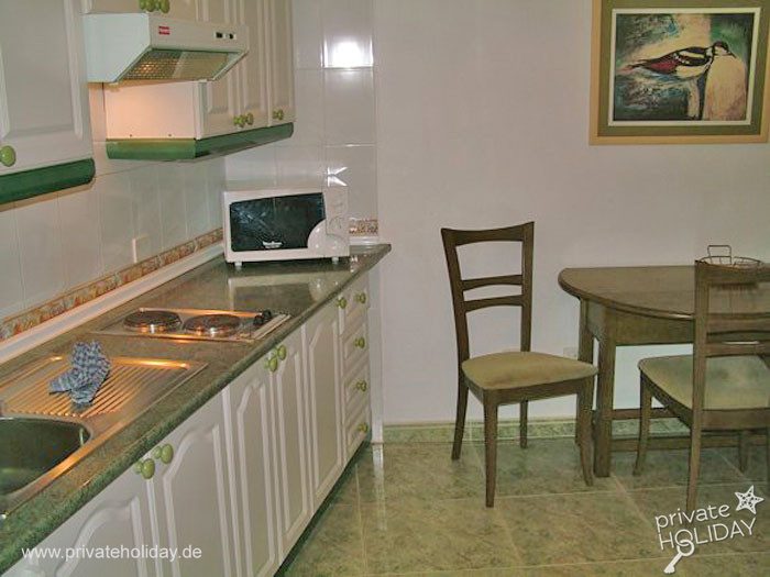 Cucina con tavolo e microonde – Los Cristianos, Tenerife