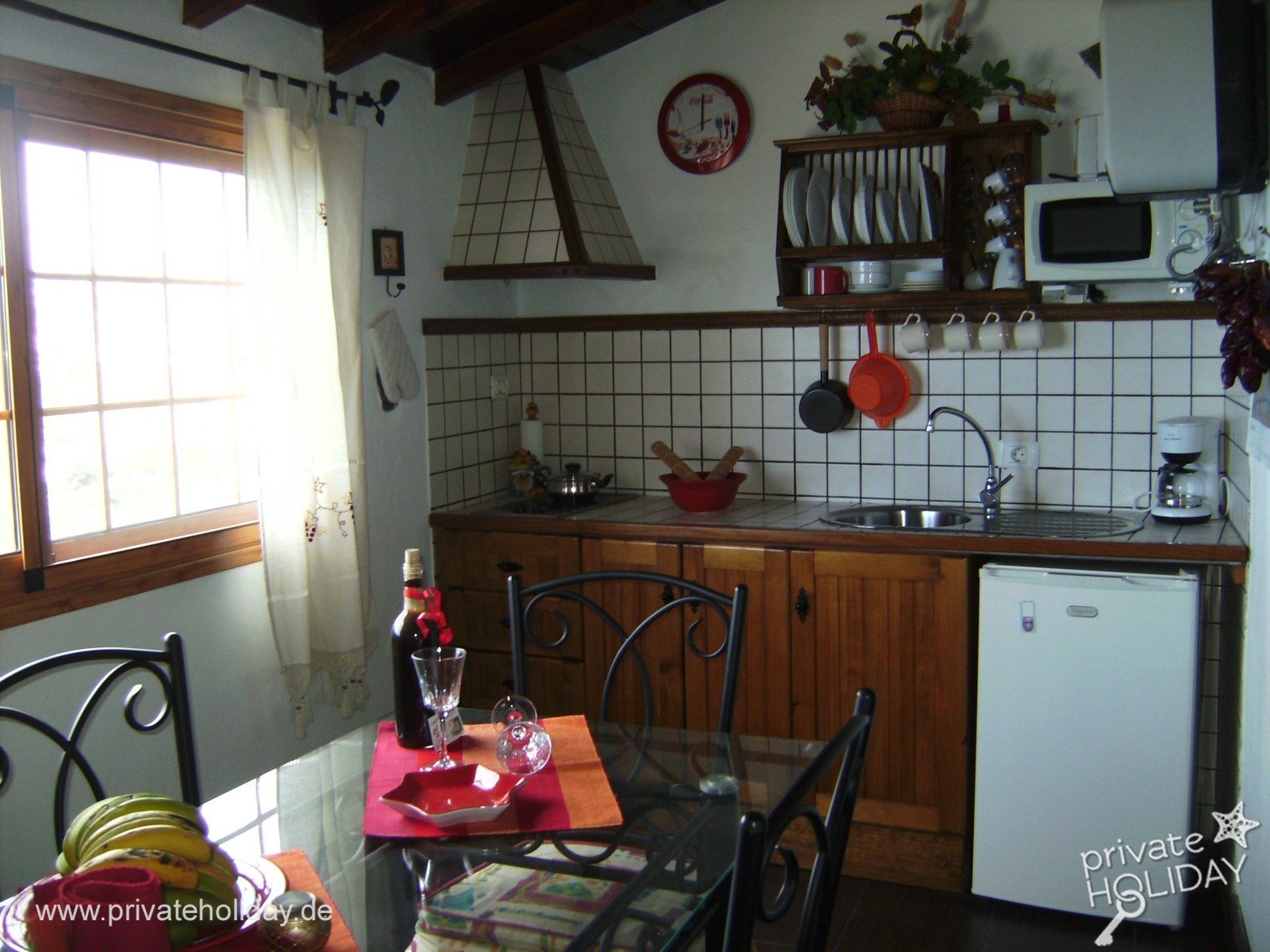 Cucina con tavolo da pranzo e luce dalla finestra – La Guancha, Tenerife