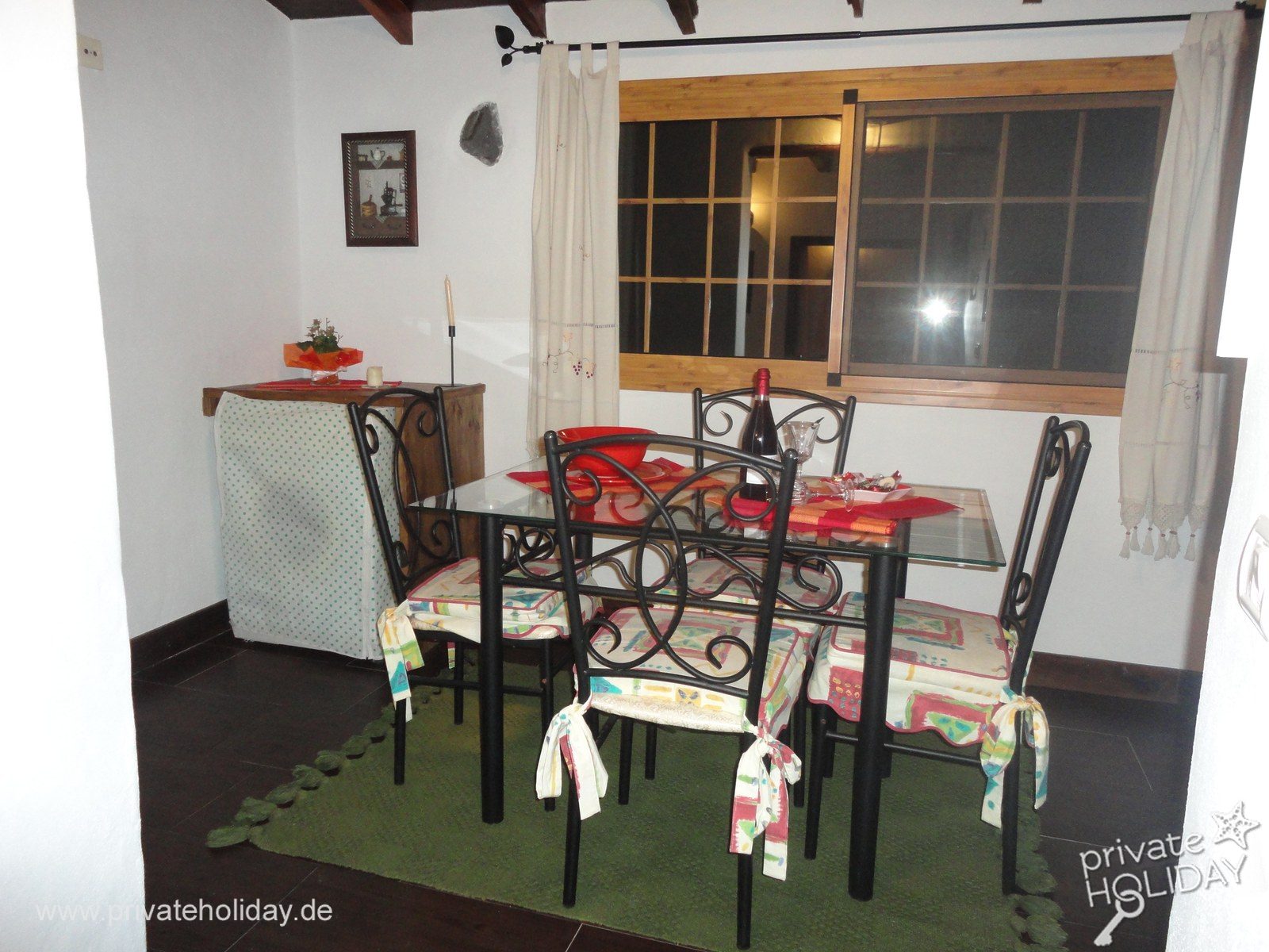 Sala da pranzo con tavolo in vetro e sedie imbottite – La Guancha, Tenerife