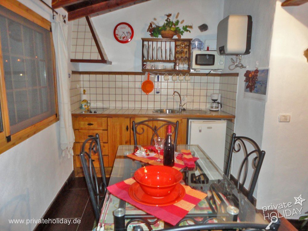 Cucina con tavolo in vetro e mobili in legno – La Guancha, Tenerife
