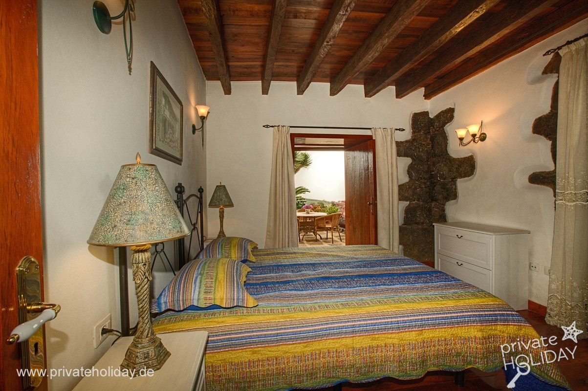 Chambre avec lit double et poutres en bois – Tacoronte, Ténérife
