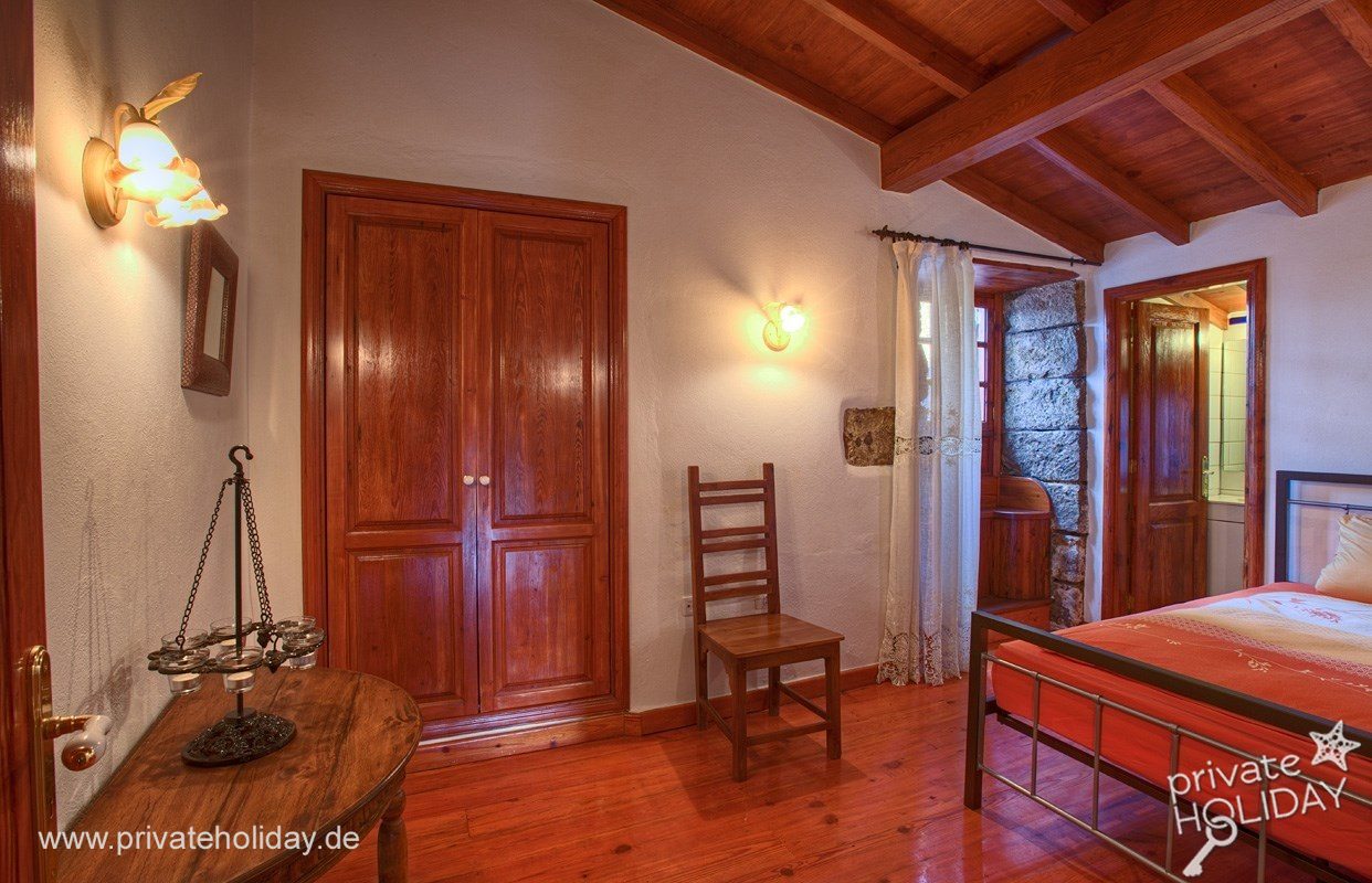Chambre avec porte en bois et plafond en bois – Tacoronte, Ténérife